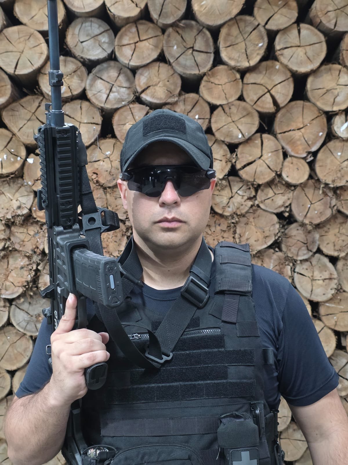 Retrato do Sargento Custódio com equipamento de proteção